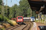 In Gruiten fährt 185 375 mit EZ 51491 (Gremberg - Hagen-Vorhalle) durch das Überholungsgleis, während NX 357 als RB 32429 (Wuppertal-Oberbarmen - Köln Hbf) in Richtung Haan entschwindet. (29.06.2018) <i>Foto: Joachim Bügel</i>