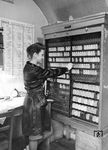Eine Reichsbahn-Mitarbeiterin der Fahrkartenausgabe Mönchengladbach Hbf (damals noch München-Gladbach) am Fahrkartenschrank für Zeitkarten und Zuschläge. (1944) <i>Foto: RVM (Hollnagel)</i>