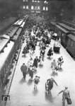 Hochbetrieb zur Sommerferienzeit im Stettiner Bahnhof von Berlin. Der rechte Zug ist der eingefahrene D 16 Warnemünde – Berlin.  (1929) <i>Foto: RVM</i>