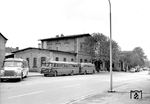 Blick auf das Empfangsgebäude des Bahnhofs Amberg/Oberpfalz, das 1961 abgerissen wurde und durch einen Zweckbau ersetzt wurde, der bis heute erhalten blieb. Der Bahnhof bekam unmittelbar nach dem Zweiten Weltkrieg zu einer zweifelhaften überregionalen Bedeutung, als 461 Transporte mit rund 550 000 Vertriebenen aus dem Sudetenland bis Oktober 1946 hier ankamen. Diese wurden in das Grenzdurchgangslager nach Wiesau verteilt, wo sich bis zur Auflösung 1952 teilweise 15 Familien eine Baracke teilen mussten. Vor dem Bahnhof steht mittig ein Gaubschat/NAG-Omnibus-Zug, der um 1951 in Berlin für die DB gebaut worden war. Diese Busse verkehrten auch im Berlin-Verkehr auf der Autobahn durch die DDR. Dieser hier fährt lt. Beschilderung allerdings nur nach Weiden in der Oberpfalz. (1953) <i>Foto: Burger</i>