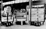 Hubwagenparade in der Güterabfertigung Frankfurt (Main) Hpbf, die den Transport von Kisten und Paletten erheblich erleichterten. (1938) <i>Foto: RVM (Trost)</i>