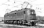 Die Bundesbahnen Österreichs (BBÖ) bestellten 1937 nahezu baugleiche Lokomotiven der Baureihe E 18. Sie erhielten für den steigungsreicheren Streckeneinsatz verstärkte Transformatoren und die Fahrmotoren der E 19 mit einer herabgesetzten Höchstgeschwindigkeit von 130 km/h. Die als BBÖ-Baureihe 1870 vorgesehenen Maschinen wurden aufgrund der politischen Entwicklung ab 1939 an die DRB ausgeliefert und erhielten die Bezeichnung E 18 201 bis 208. Die Porträtaufnahme zeigt E 18 201 (Bw Salzburg) im Bahnhof Salzburg.  (07.1942) <i>Foto: RVM-Filmstelle Berlin (Maey)</i>