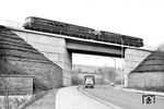 Ein ETA 150 mit einem ESA überquert die neu erbaute Brücke über die Talstraße bei Mettmann. (1966) <i>Foto: BD Wuppertal (Säuberlich)</i>