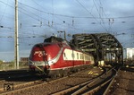 Von der Hohenzollernbrücke kommend läuft 601 017 als Sonderzug (Flensburg - Frankfurt) in den Kölner Hauptbahnhof ein. (01.11.1977) <i>Foto: Peter Schiffer</i>