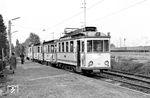 Der "Finchen-Zug" der Köln-Frechen-Benzelrather Eisenbahn (KFBE) verband ab 1914 die Kölner Vororte mit dem Stadtzentrum. Der Name des "Finchen-Zug" geht auf die umgangssprachliche Bezeichnung der ehemaligen Linie F zurück. Die insgesamt acht Trieb- und zehn Beiwagen wurden ab 1911 von den Waggonfabriken P. Herbrand & Co. in Köln-Ehrenfeld (Triebwagen) und van der Zypen & Charlier in Köln-Deutz (Beiwagen) gebaut. Sie waren bis Ende der 1950er Jahre im Einsatz. Aufnahme in Benzelrath. (1958) <i>Foto: Robin Fell</i>