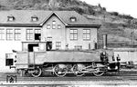 Die 1893 bei Borsig in Berlin gebaute 90 010 präsentiert sich im Heimat-Bw Linz (Rhein) dem Fotografen. An der preußischen T 9¹ fallen die ungewöhnlichen Gegengewichte der Kuppelachsen auf. Die Lok wurde 1929 aus den Bestandslisten gestrichen. (07.1927) <i>Foto: DLA Darmstadt (Maey)</i>
