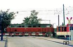 216 001 begegnet mit einem Güterzug nach Dortmund-Bodelschwingh einer Straßenbahn in Dortmund-Nette.  (20.09.1976) <i>Foto: Wolfgang Bügel</i>