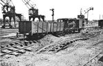 Beschädigte Güterwagen im Güterbahnhof am Oberhafen. Die Kräne stehen zwar noch, bei genauem Hinsehen ist aber nur das Metallgerippe und der Motor mit der Seilhaspel übrig geblieben. (29.07.1944) <i>Foto: Walter Hollnagel</i>