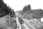 Freie Fahrt am Einfahrvorsignal von Röthenbach/Allgäu hat 18 528 mit E 690 (Kempten ab 17.57 Uhr - Lindau an 19.28 Uhr). (05.06.1962) <i>Foto: Helmut Röth</i>
