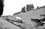 38 3784 (Bw Lindau) verlässt mit einem Nahgüterzug den Bahnhof Harbatshofen in Richtung Oberstaufen. Die Fahrt auf dem falschen Gleis war durch die Brückenbaustelle am Oberen Argenviadukt (vgl. Bild-Nrn. 55221 und 55224) bedingt. (06.06.1962) <i>Foto: Helmut Röth</i>