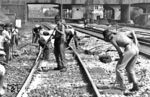 Eine Gleisbaustelle im Bahnhof Darmstadt Nord. Ganz links sieht man das Zubringergleis zum Bahnanschluß der Chemischen Fabrik Merck Darmstadt, das heute noch so existiert.  (1940) <i>Foto: Adam Raisch</i>