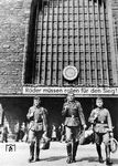 „Räder müssen rollen für den Sieg!“ war der Titel einer propagandistischen Werbekampagne der Deutschen Reichsbahn im Jahr 1942. Zweck der Parole war es, die Bevölkerung aufzufordern, auf nicht unbedingt notwendige Bahnreisen während des Krieges zu verzichten. Hintergrund war die Erhöhung der Transportleistung in der Wende des Zweiten Weltkriegs und die zunehmenden Nachschubprobleme im Russlandfeldzug, für die in weiten Teilen die Eisenbahn verantwortlich gemacht wurde. Hier prangt der Spruch über dem Stuttgarter Hauptbahnhof.  (1942) <i>Foto: RVM (Breuer-Courth)</i>