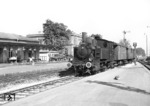 98 882 läuft mit einem Personenzug aus Leutkirch in den Bahnhof Memmingen ein. (07.09.1959) <i>Foto: A.E.Durrant</i>