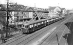 Vor der Kulisse der Wuppertaler Schwebebahn rollt der Et 3454 (Dortmund – Köln – Ahrweiler) dem Bahnhof Wuppertal-Barmen (an 15.17 Uhr) entgegen. Die 5-teilige Wagengarnitur wird von VT 137 090 vom Bw Steinbeck geführt. Ab Köln verkehrte der Zug als Nahverkehr. (26.03.1938) <i>Foto: RVM-Filmstelle Berlin (Bellingrodt)</i>