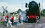 Die DB lud 1985 auch zahlreiche Schulklassen ein, um die alte Dampfzeit kennenzulernen. Wie dieses Bild aus Amberg zeigt, war das Interesse der Jugend an der alten Lok doch sehr begrenzt. (02.07.1985) <i>Foto: Joachim Bügel</i>