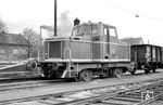 Diesellok V 25 01 (LHW, Baujahr 1961) rangiert im Bahnhof Duingen. (04.1964) <i>Foto: Gerd Wolff</i>