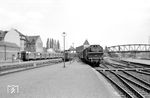 Nach Ankunft in Hildesheim Hbf rangiert Lok 156 ihr Züglein in den Abstellbereich. (09.05.1964) <i>Foto: Gerd Wolff</i>