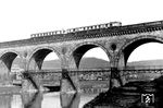 Auf dem Weg nach Göttingen überquert ein Henschel-Dampftriebwagen mit Einheitsbeiwagen die alte sechsbögige Werrabrücke an der Bahnhofsausfahrt in Hann Münden. Die 1856 gebaute Brücke wurde 1945 gesprengt und 1949 durch eine Stahlkonstruktion ersetzt. (1937) <i>Foto: RVM</i>