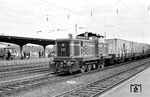 Diesellok V 126 (Henschel, Baujahr 1962) mit einem Zug aus dem VW-Werk Altenbauna in Kassel-Wilhelmshöhe. (17.04.1972) <i>Foto: Gerhard Moll</i>
