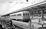 VT 21, der 1969 von der TWE angemietet worden war, in Kassel Hbf. Der Personenverkehr auf der KN-Stammstrecke begann und endete seit dem 31. Mai 1970 in Kassel Hauptbahnhof, am 4. September 1977 wurde er dauerhaft eingestellt. (12.04.1972) <i>Foto: Gerhard Moll</i>