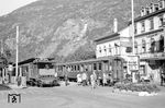 Blick auf den Bahnhofsvorplatz in Brig. Hier begann die 97 km lange Hauptstrecke nach Disentis, die die Kantone Graubünden, Uri und Wallis über den Furkapass und den Oberalppass verband. (22.09.1965) <i>Foto: Gerd Wolff</i>