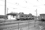 VT 50 im Bahnhof Kahl. Bis 1997 begannen und endeten die Züge der Kahlgrundbahn in Kahl am Main, seitdem werden jedoch fast alle Züge von und nach Schöllkrippen zum Hanauer Hauptbahnhof durchgebunden, wo mittels RE 50 (von Fulda) und RE 55 (von Würzburg) ein direkter Anschluss nach Frankfurt besteht.  (21.06.1964) <i>Foto: Helmut Röth</i>