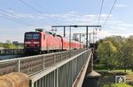 143 825 fährt mit RB 12508 nach Mönchengladbach auf die Kölner Südbrücke. (18.04.2019) <i>Foto: Joachim Bügel</i>