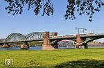 Zwei 406 überqueren als ICE 105 (Amsterdam - Basel) die Kölner Südbrücke. (18.04.2019) <i>Foto: Joachim Bügel</i>