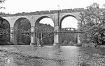 Eine preußische P 8 vor P 668 (Breslau – Liegnitz – Kohlfurt – Görlitz – Dresden) auf dem 475 m langen Granitsteinviadukt über die Neiße bei Görlitz. Carl Bellingrodt will hier 38 1045 erkannt haben, die war allerdings beim Bw Königszelt beheimatet. Auf der Brücke ist ein Oberleitungsmast der elektrifizierten Strecke von Lauban zu erkennen. Am letzten Kriegstag des Zweiten Weltkriegs - dem 07. Mai 1945 - sprengte die Wehrmacht noch das Viadukt. Erst 1957 wurde die Brücke für den grenzüberschreitenden Eisenbahnverkehr wieder freigegeben. Sie bildet heute die Staatsgrenze zwischen Deutschland und Polen.  (05.06.1936) <i>Foto: DLA Darmstadt (Bellingrodt)</i>