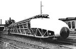 Der von Franz Kruckenberg konzipierte Schienenzeppelin wurde 1930 im Reichsbahnausbesserungswerk Leinhausen gebaut und vor Ort im Rohbau vorgestellt. Das Bild gibt einen schönen Einblick in die Konstruktionsweise des Fahrzeugs. Durch die Verwendung von Spanten aus Aluminium, die mit Segeltuch als Fahrzeugaußenhaut überspannt wurden, kam das Fahrzeug auf ein Leergewicht von nur 18,6 t.  (1930) <i>Foto: RVM</i>