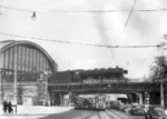 03 294 vom Bw Bremen Hbf verlässt mit E 748 nach Osnabrück den winterlichen Bahnhof Hamburg-Dammtor. (12.03.1954) <i>Foto: Walter Hollnagel</i>