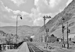 65 002 entschwindet im Bahnhof Cochem auf der Fahrt ins Aw Trier und wird gleich den mit 4205 Meter damals längsten deutschen Eisenbahntunnel (Kaiser-Wilhelm-Tunnel) durchfahren. (09.05.1967) <i>Foto: Walter Eckard</i>