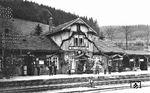 Das Empfangsgebäude des Bahnhofs St. Andreasberg Reichsb. (Silberhütte) an der Odertalbahn von Scharzfeld über Bad Lauterberg nach St. Andreasberg.  (1930) <i>Foto: RVM</i>