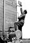 Dieses Foto diente dazu, darauf aufmerksam zu machen, dass es das Signal Fz 3 - Pulverflagge - nunmehr auch als Signalscheibe gibt. Zwei Jahre später, mit der Einführung der Eisenbahn-Signalordnung 1959 wurde das Signal aufgehoben. Bis dato galten bis zu 17 Einzelvorschriften für das Befördern sprenggefährlicher Gegenstände. (1957) <i>Foto: Walter Hollnagel</i>