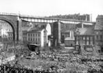 Die Schwarzbachbrücke an der Verbindungsstrecke Wichlinghausen—Barmen-Rittershausen nach dem Umbau. Die modernen Stahlüberbauten fügen sich ästhetisch in das Stadtbild von Barmen ein (vgl. dazu Bild-Nr. 4366).  (1929) <i>Foto: RBD Wuppertal (Eckler)</i>