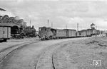 Im Bahnhof Lathen begegnen sich 94 708 der DB und ein GmP der Hümmlinger Kreisbahn nach Werlte mit Lok SÖGEL II oder WERLTE II. (05.1951) <i>Foto: Gerd Wolff</i>