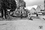 Eine herrliche Dorfszene mit VT 1 in Sögel. Der Triebwagen (Dessau, Baujahr 1937) wurde 1957 an die Kleinbahn Osterode - Kreiensen weitergegeben. (05.1951) <i>Foto: Gerd Wolff</i>
