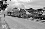 Lok 101 (Krauss-Maffei, Baujahr 1949) der Oberheinischen Eisenbahn-Gesellschaft (OEG) mit einem Personenzug in Heidelberg. (1953) <i>Foto: Gerd Wolff</i>