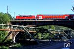 Nur im Hochsommer ist es möglich, die Nordseite der Wupperbrücke in Wuppertal-Sonnborn im Sonnenlicht zu erwischen. Hier überquert die schiebende 111 126 mit RE 10428 nach Aachen die Brücke. (27.06.2019) <i>Foto: Wolfgang Bügel</i>