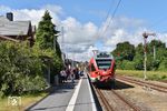 429 026 von DB Regio, Region Nordost, ist im Bahnhof Sassnitz auf Rügen eingetroffen, der hier noch seine Formsignale besitzt. Mit den Umbauten zur ESTW Anbindung 2021 sind die Formsignale passé. Das der Bahnhof auch einmal wesentlich mehr Gleise besaß, ist unverkennbar. Heute genügt ein Gleis für den stündlich verkehrenden Regionalexpress.  (05.07.2019) <i>Foto: Ralf Opalka</i>