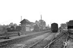 Blick in den Bahnhof Neuenhaus mit seinen ausgedehnten Gleisanlagen und dem Bw mit Lokschuppen und Werkstattanlagen. (05.1951) <i>Foto: Gerd Wolff</i>