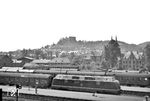 V 200 061 war am 4. März 1959 beim Bw Frankfurt-Griesheim in Dienst gestellt worden und fährt hier mit dem D 283 (Basel – Kassel - Bremerhaven-Lehe) in Marburg ein. (24.06.1959) <i>Foto: Helmut Röth</i>