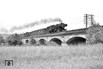 23 028 (Bw Gießen) überquert mit E 452 die Lahn zwischen Marburg und Niederweimar. (24.06.1959) <i>Foto: Helmut Röth</i>