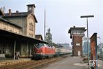 220 075 fährt mit dem "Heckeneilzug" E 2640 (Braunschweig - Bad Harzburg - Goslar - Kreiensen - Altenbeken - Soest - Wuppertal - Düsseldorf - Mönchengladbach) in Seesen ein. (1981) <i>Foto: Günter Hauthal</i>