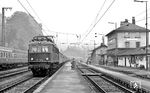 119 002 fährt vor D 303 (Berlin - Nürnberg) in den Bahnhof Ludwigsstadt ein. Die Lok selbst war schon seit 1940 auf dieser Strecke heimisch, auch wenn nach 1945 ihr Aktionsradius auf Probstzella hinter der deutsch-deutschen Grenze beschränkt worden war. (27.09.1976) <i>Foto: Burkhard Wollny</i>