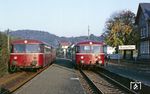 Zugkreuzung in Bischoffen: Links 998 702/798 702 als Nt 7276 nach Niederwalgern, rechts 998 920/798 572 als Nt 7281 nach Herborn. (25.10.1985) <i>Foto: Wolfgang Bügel</i>