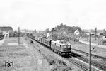 E 40 118, ein halbes Jahr zuvor beim Bw Offenburg in Dienst gestellt, mit einem Güterzug bei Hockenheim. (18.07.1959) <i>Foto: Helmut Röth</i>