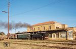 Lok 442.56 mit einem GmP im Bahnhof Asmara, der aussieht, wie ein italienischer Landbahnhof, was auch kein Wunder ist, wurde die Bahn doch von den Italienern um 1900 gebaut, was auch die in Italien übliche Schmalspur-Spurweite von 950 mm erklärt. (15.01.2019) <i>Foto: Joachim Schmidt</i>