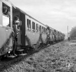 Der aus zehn Wagen bestehende Sonderzug zum Abschied der Dampflok auf der Schmalspurbahn Mosbach - Mudau. (27.09.1964) <i>Foto: Alfred Volk</i>