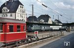 144 032 (Bw Stuttgart) mit einem Nahverkehrszug im Bahnhof Plochingen. Am Prellbock in Gleis 23 steht ein ET 65. (1971) <i>Foto: Jörg Schulze</i>